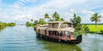 How to Choose the Right Kerala Backwater Tour Packages for Your Travel Style